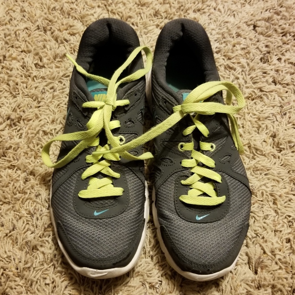 Women's size 8 Nike shoes - Picture 3 of 5